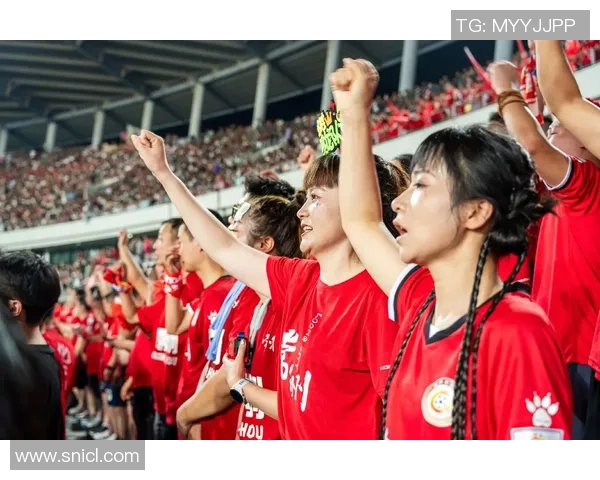 街头偶遇足球明星的精彩瞬间与球迷互动的温暖故事